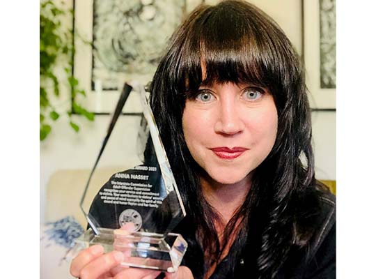 Anna Nasset receives the 2021 Peyton Tuthill Award.