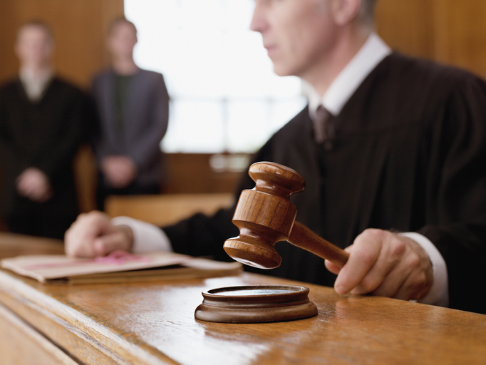 Judge hitting a gavel wiht a blurred background
